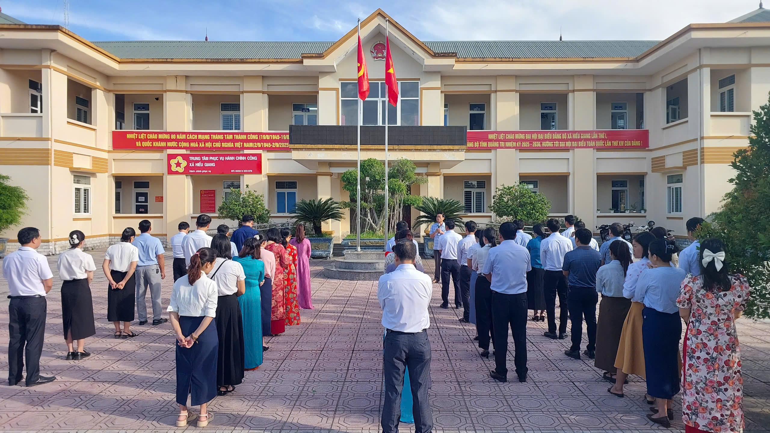 Xã Hiếu Giang tổ chức lễ chào cờ đầu tháng