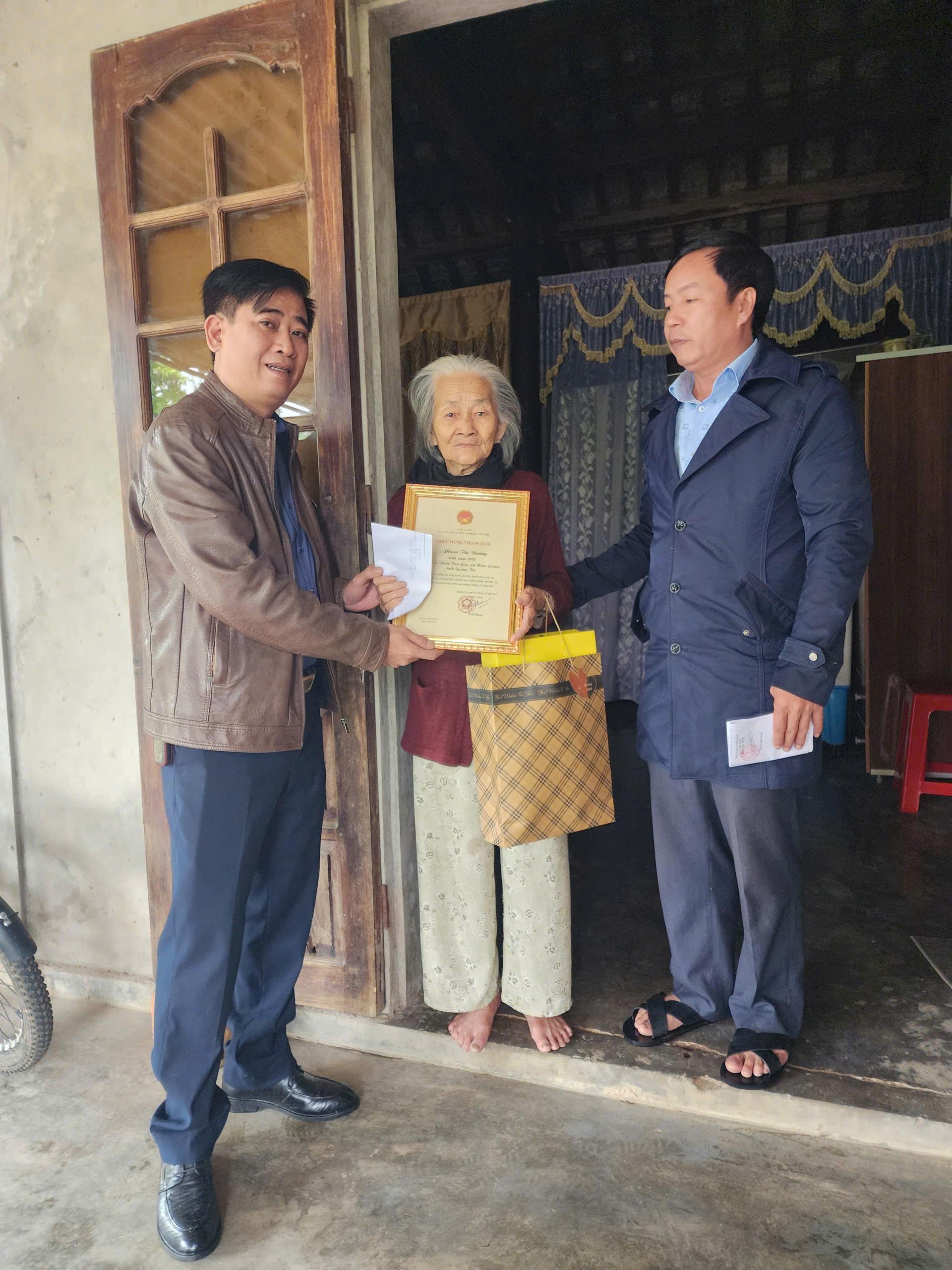 XÃ HIẾU GIANG TỔ CHỨC THĂM, TRAO THIỆP CHÚC THỌ VÀ TẶNG QUÀ CHO NGƯỜI CAO TUỔI