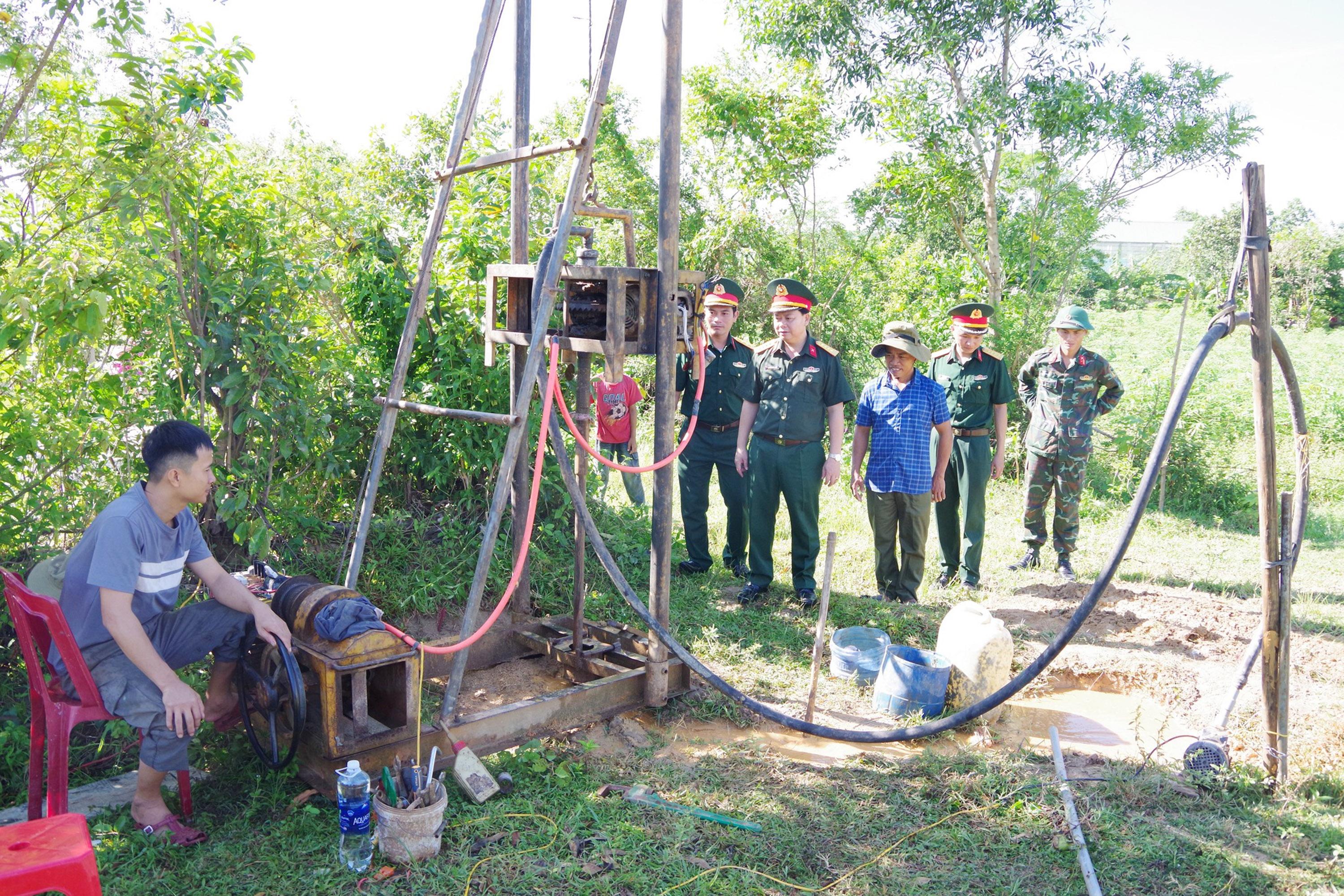 Sư đoàn 968 trao tặng công trình “Nước sạch vì cộng đồng” cho người dân thôn Bản Chùa