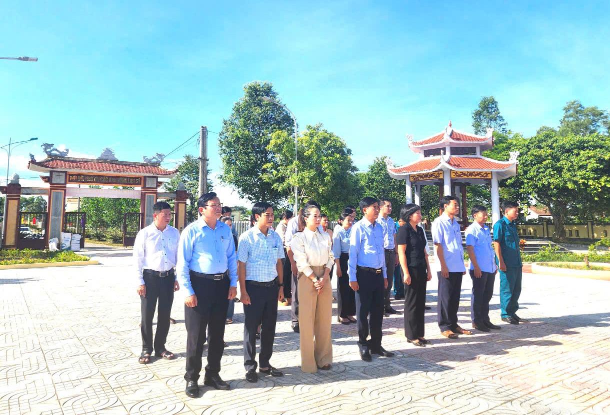 Lãnh đạo xã Hiếu Giang viếng nghĩa trang liệt sĩ trước thềm Đại hội đại biểu Đảng bộ xã lần thứ I