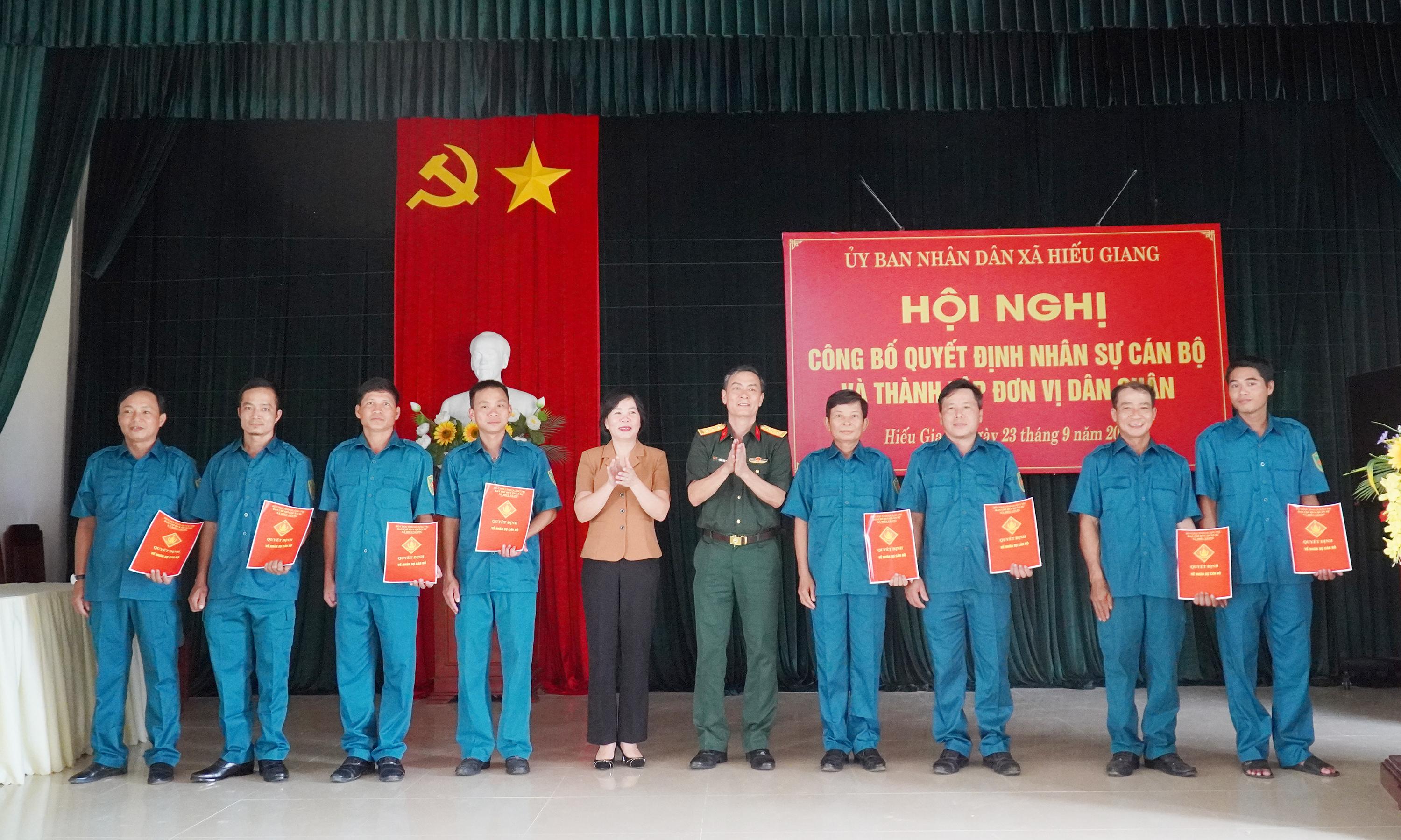 Công bố quyết định nhân sự cán bộ và thành lập đơn vị dân quân các thôn, bản
