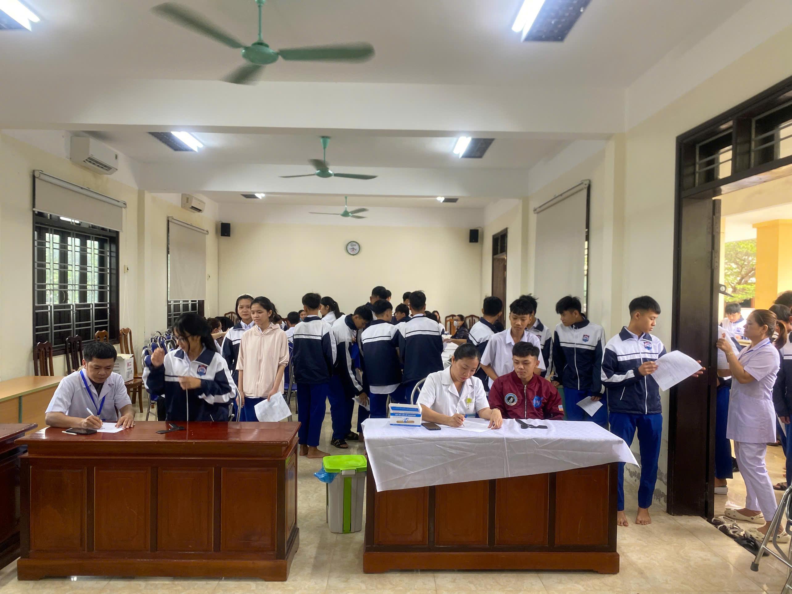 Xã Hiếu Giang kiểm tra, chăm sóc sức khỏe học sinh trước thềm năm học mới