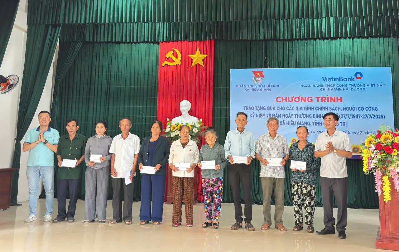 Trao tặng 40 suất quà cho các gia đình chính sách, người có công