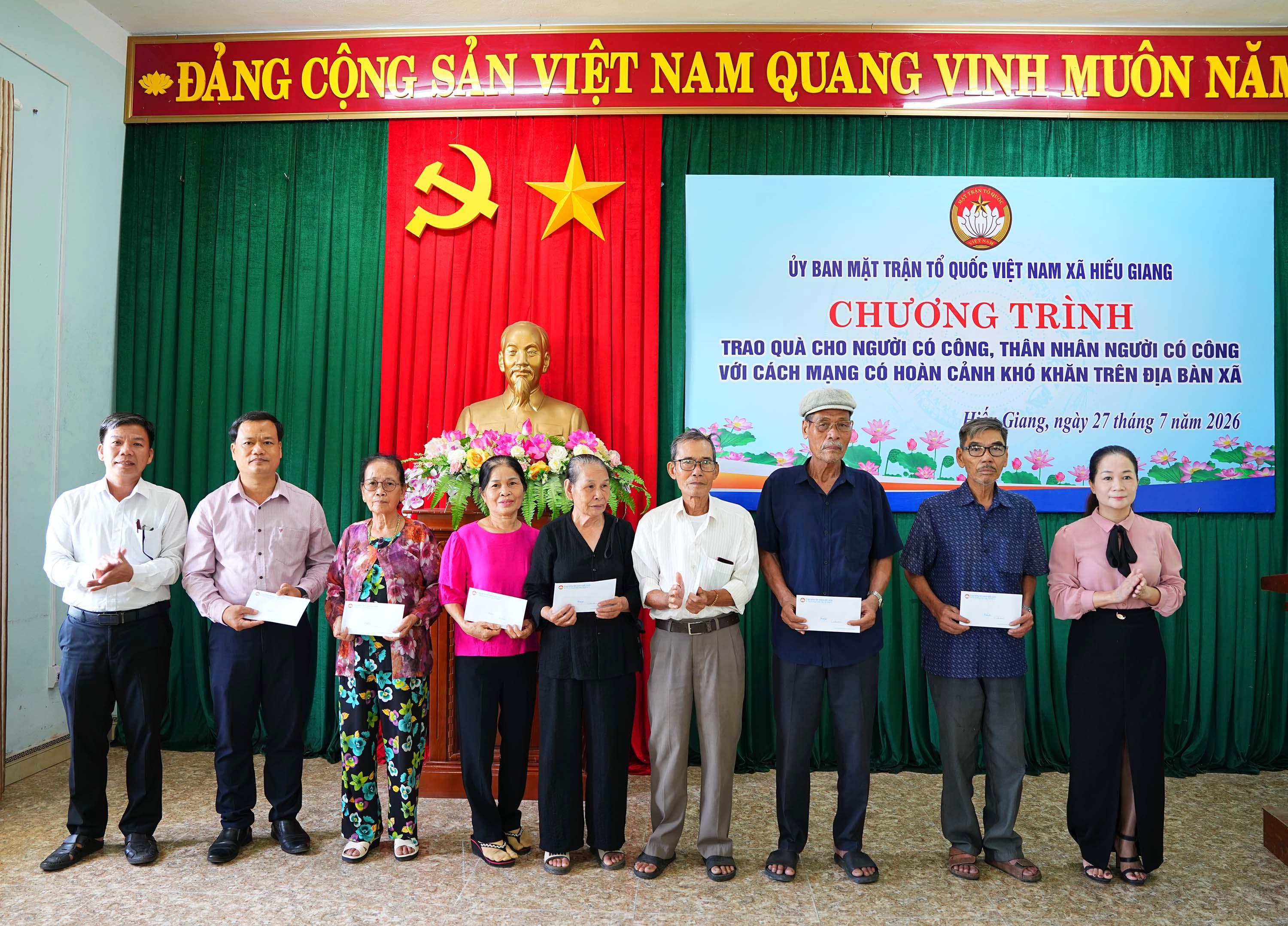 Ủy ban MTTQ Việt Nam Thành phố Huế trao tặng 25 suất quà cho người có công, thân nhân người có công cách mạng có hoàn cảnh khó khăn xã Hiếu Giang