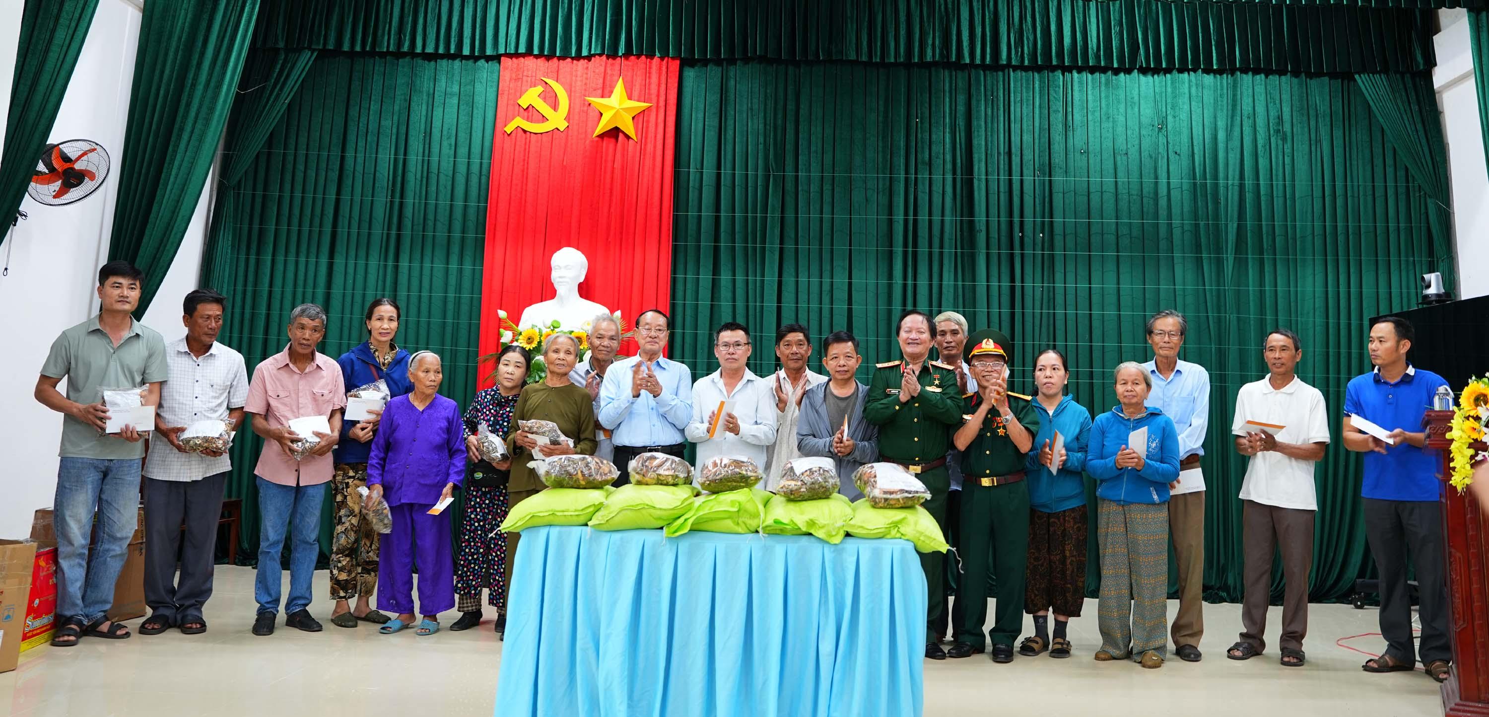 Trao tặng 100 suất quà cho các gia đình liệt sĩ, thân nhân bà mẹ Việt Nam anh hùng, thương binh, bệnh binh, người có công với cách mạng trên địa bàn xã Hiếu Giang