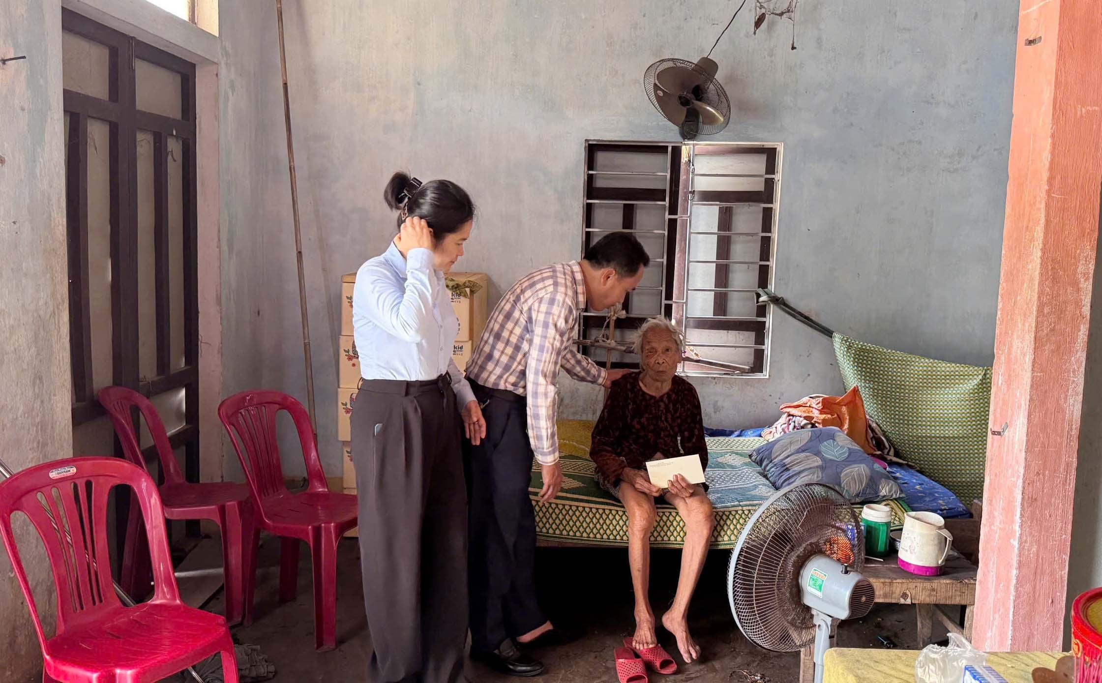 Trung tâm Nuôi dưỡng người tâm thần Nam Quảng Trị trao quà cho người có công xã Hiếu Giang