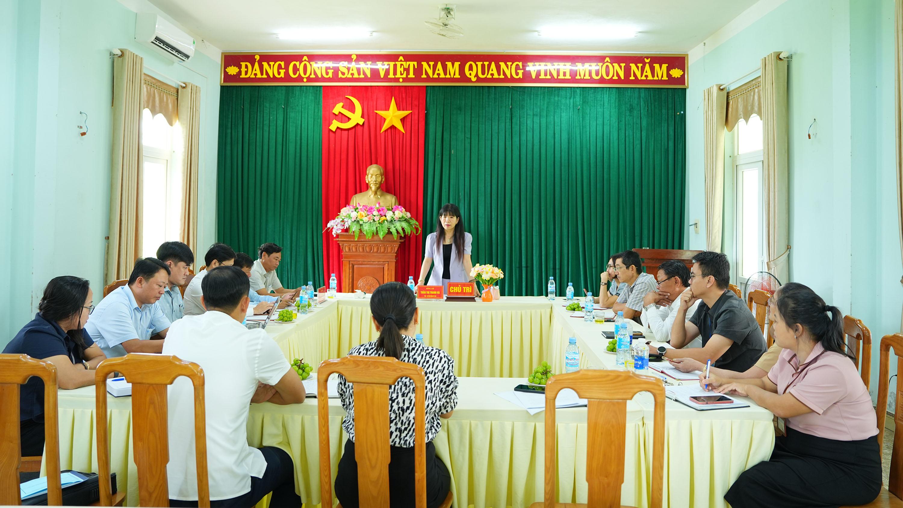 Bí thư Đảng ủy Trần Thị Thanh Hà nắm tình hình hoạt động 9 tháng đầu năm 2026 tại Trung tâm Dịch vụ tổng hợp xã