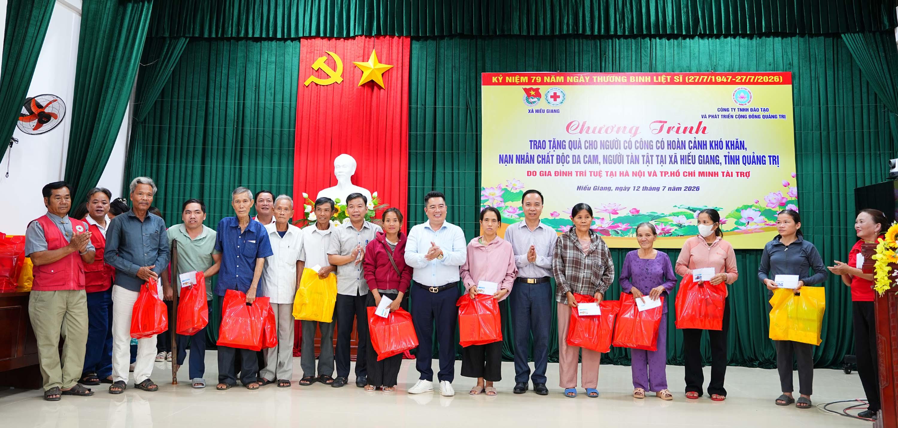 Trao tặng 40 suất quà cho người có công, người tàn tật, nạn nhân chất độc da cam có hoàn cảnh khó khăn