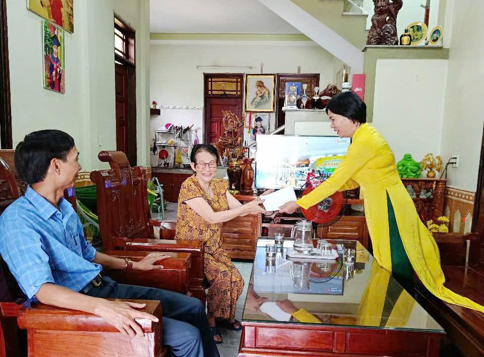 Lãnh đạo xã Hiếu Giang thăm, tặng quà người có công và gia đình chính sách tại địa phương