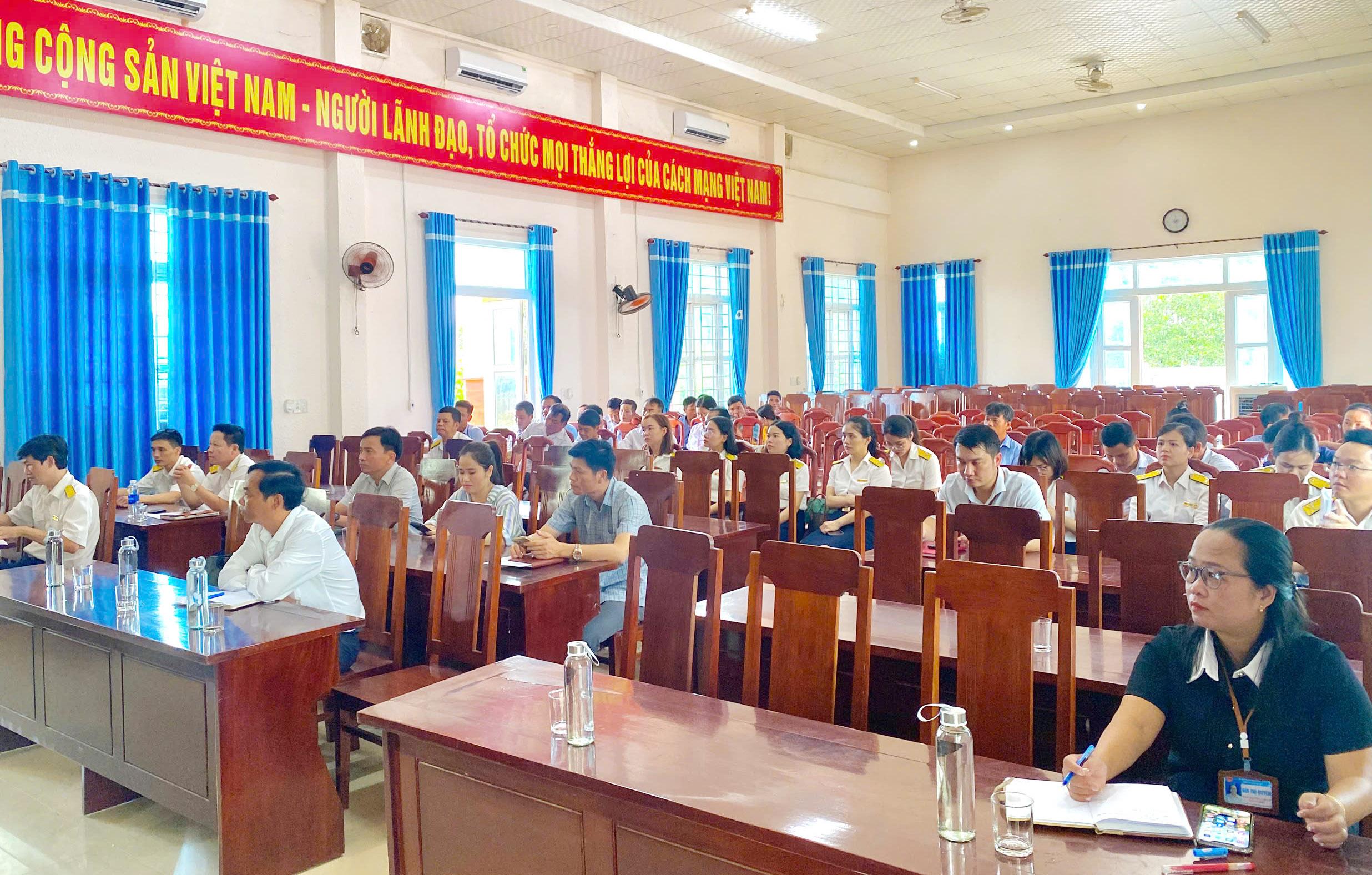 Tập huấn eTax Mobile cho cán bộ, công chức và trưởng thôn xã Hiếu Giang