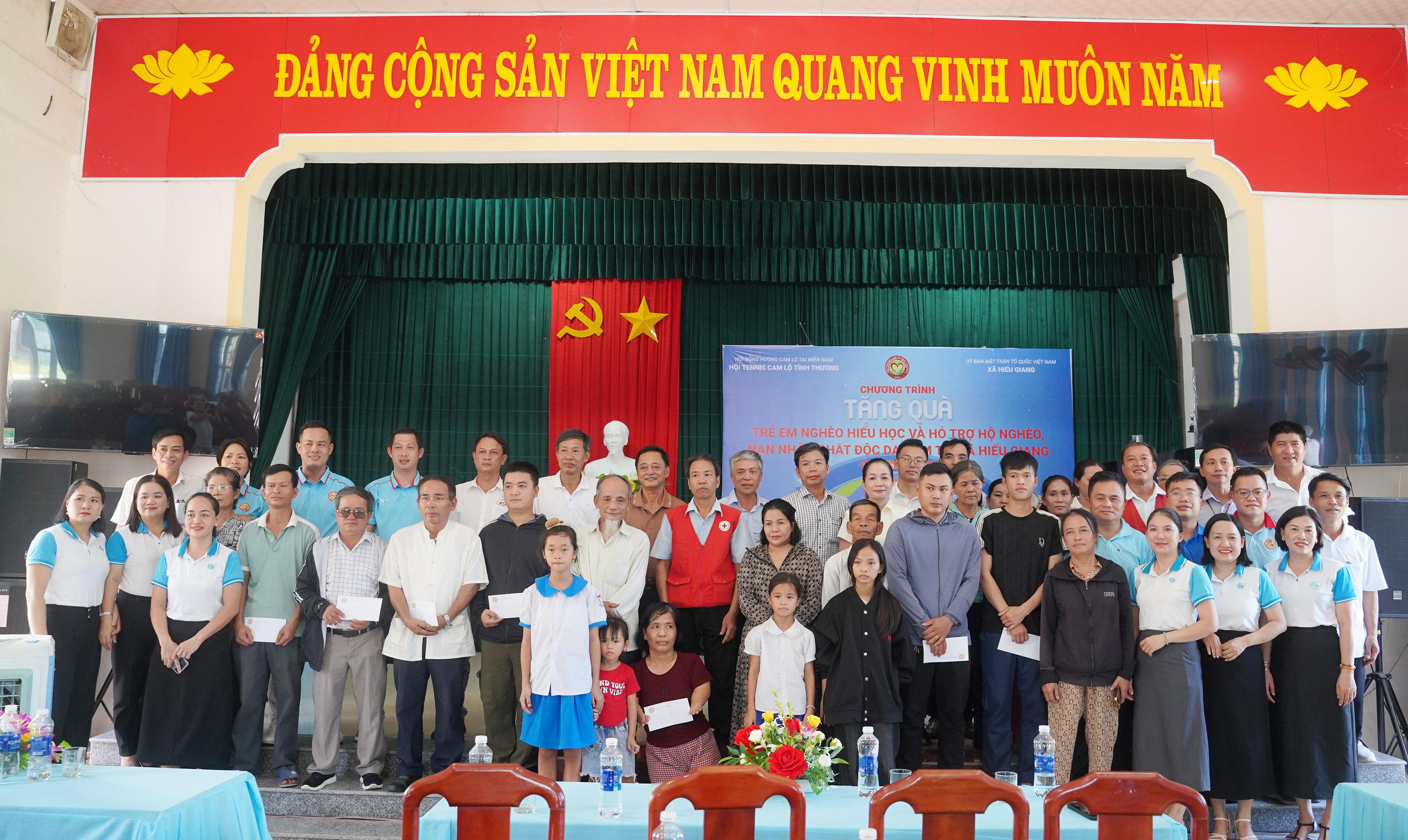 Trao 150 suất quà cho hộ nghèo, nạn nhân chất độc da cam và học sinh có hoàn cảnh khó khăn tại xã Hiếu Giang