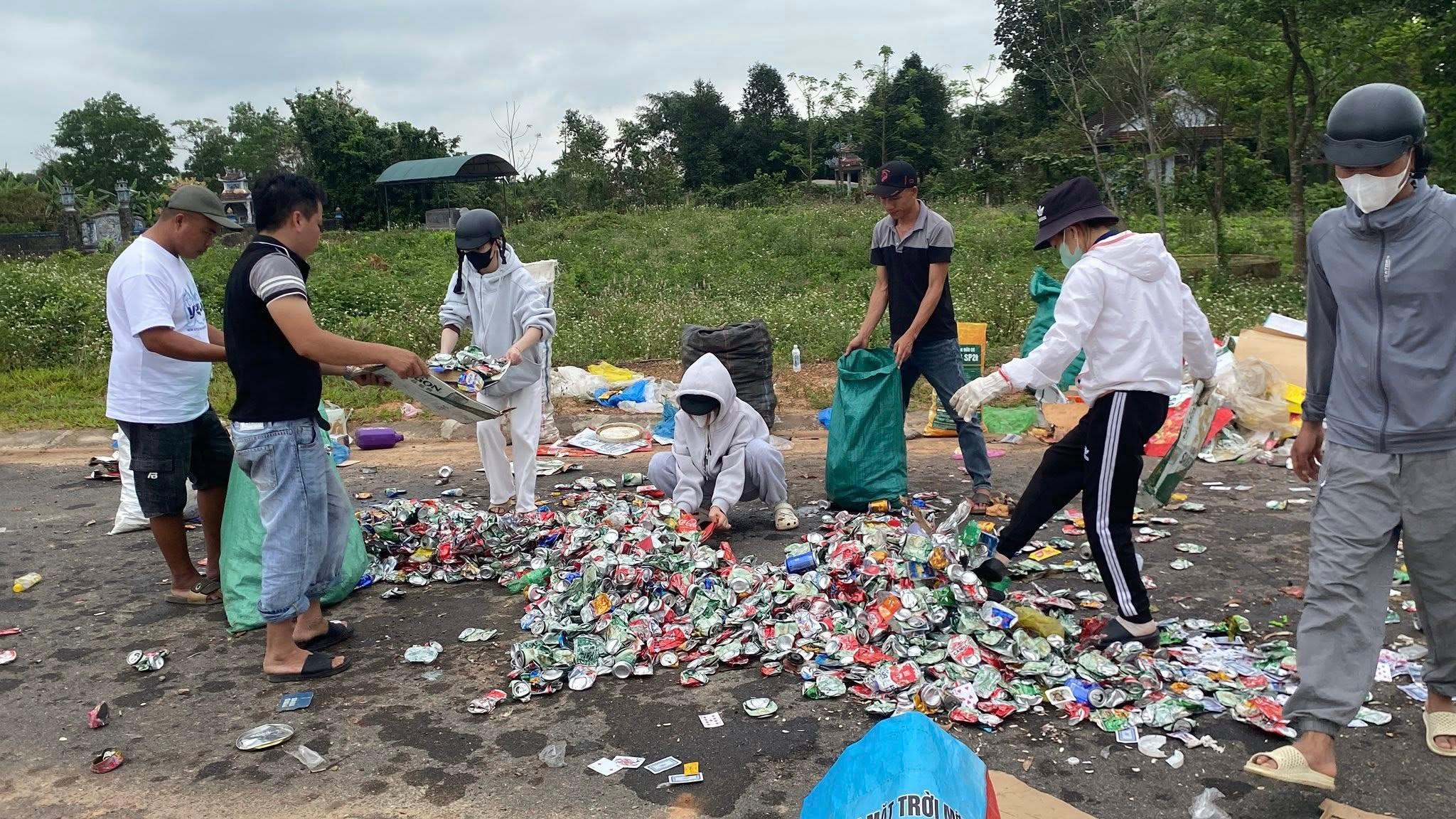Việc tử tế từ những vỏ lon, chai nhựa, giấy báo
