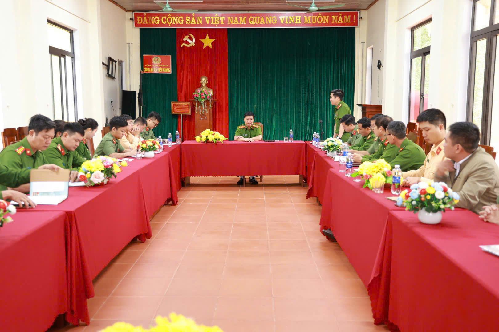 Phó Giám đốc Công an tỉnh Quảng Trị kiểm tra công tác bảo đảm an ninh trật tự phục vụ bầu cử tại xã Hiếu Giang