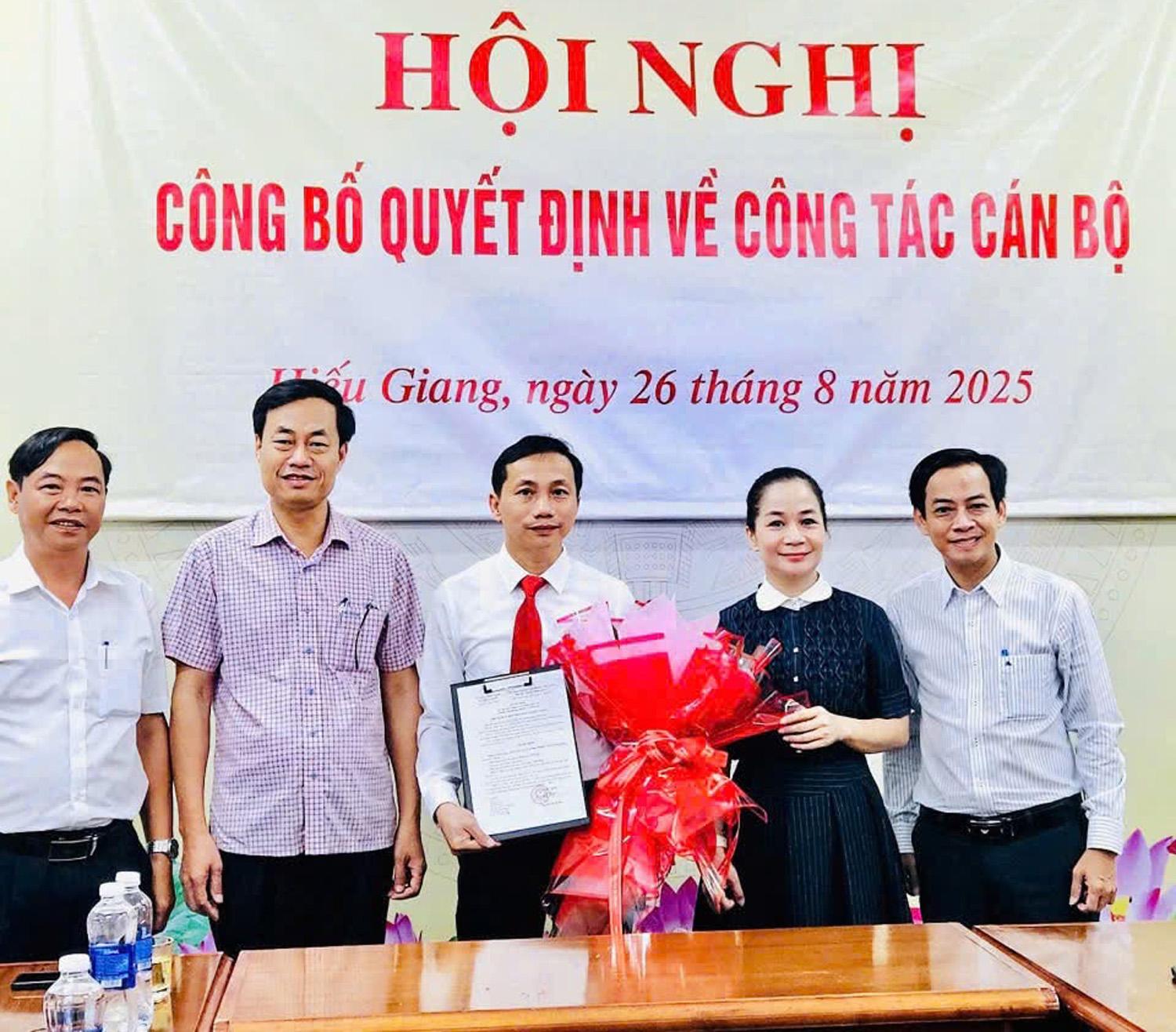 Công bố quyết định bổ nhiệm Chánh Văn phòng HĐND-UBND xã Hiếu Giang