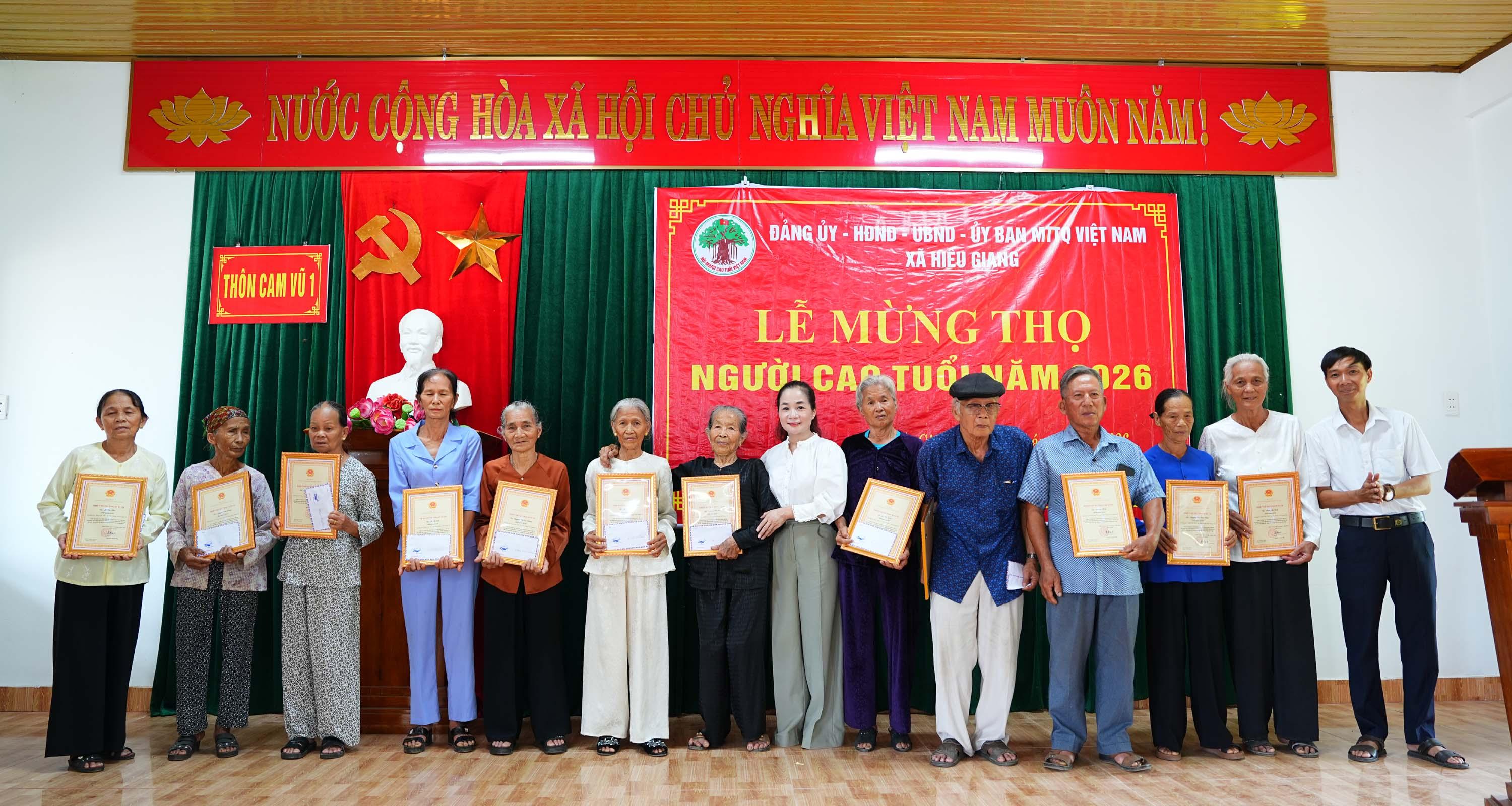 Lãnh đạo xã Hiếu Giang thăm, chúc thọ, mừng thọ người cao tuổi