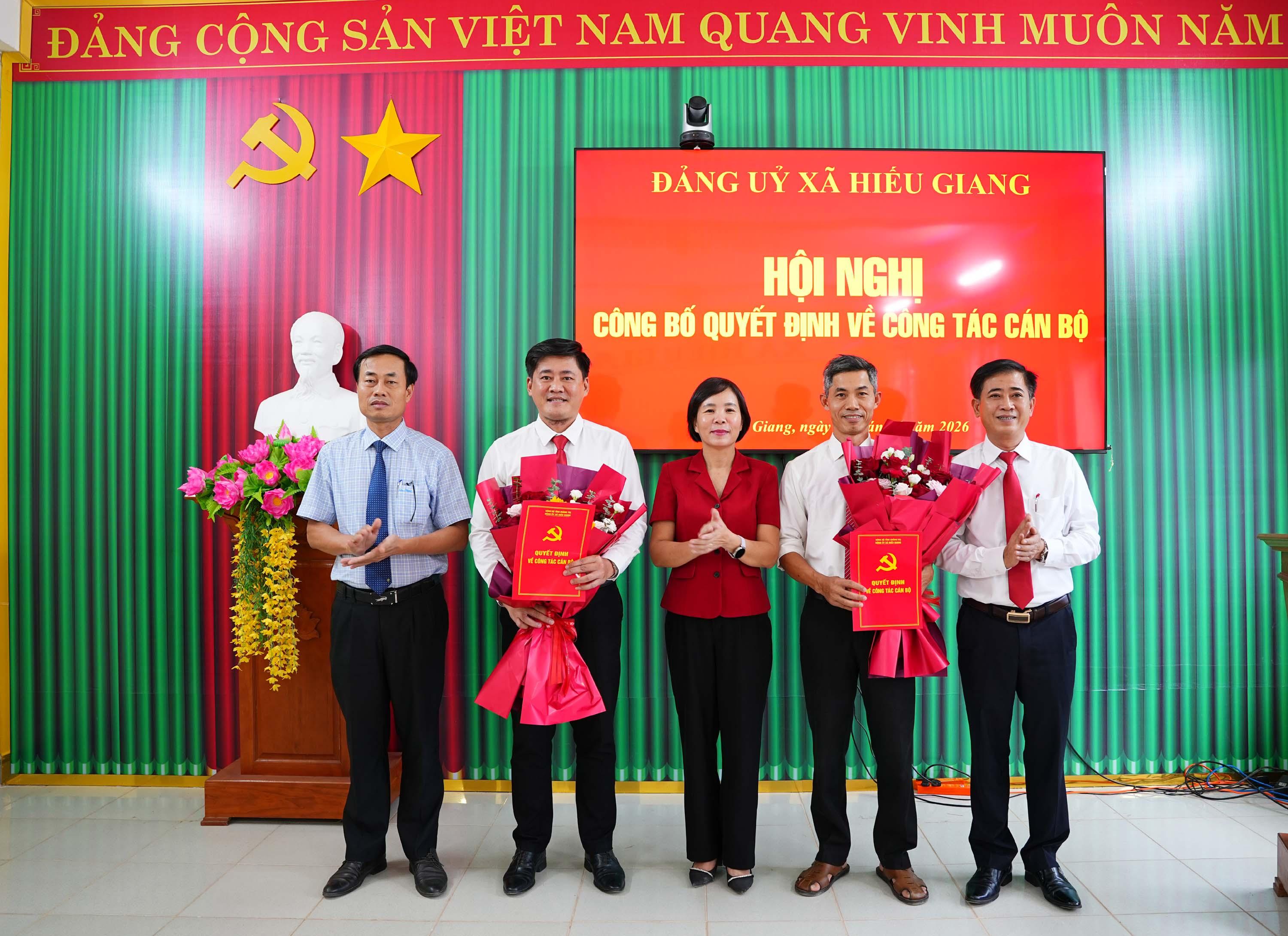 Xã Hiếu Giang công bố quyết định về công tác cán bộ