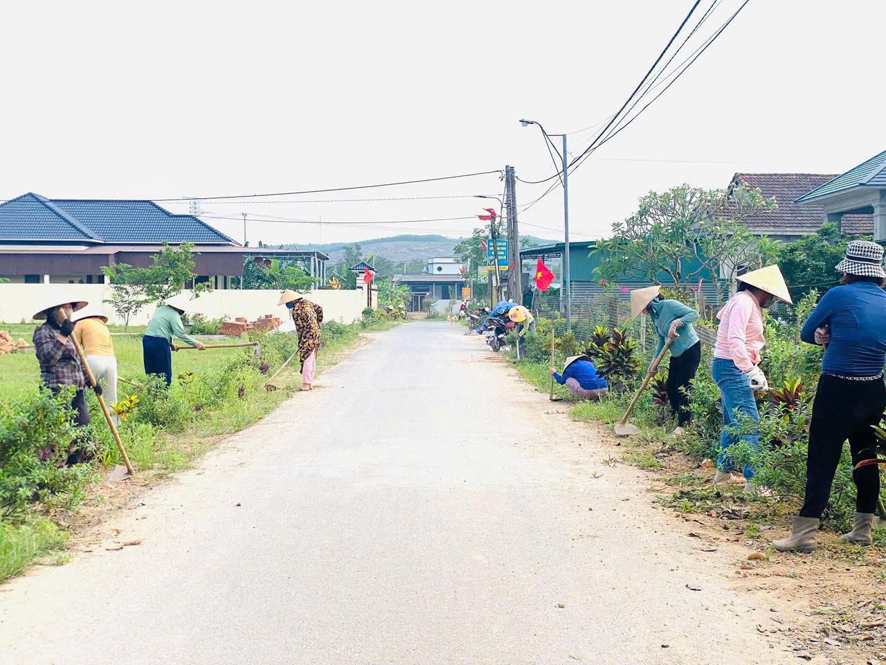 Người dân xã Hiếu Giang đồng loạt ra quân chỉnh trang nông thôn chào mừng các ngày lễ lớn của đất nước trong tháng Tám và Quốc khánh 2/9