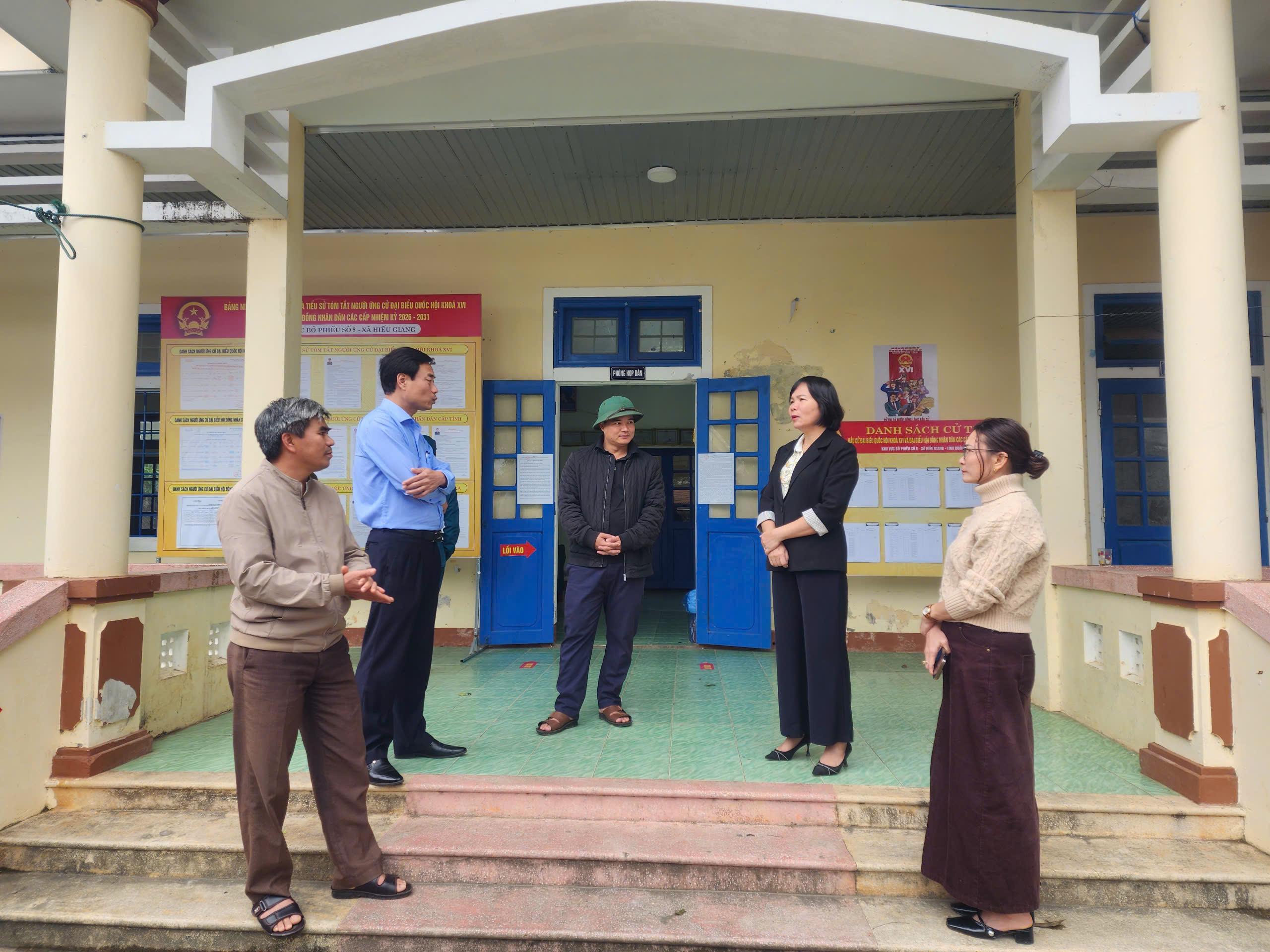 Lãnh đạo xã Hiếu Giang kiểm tra khâu cuối cùng trước giờ bầu cử chính thức