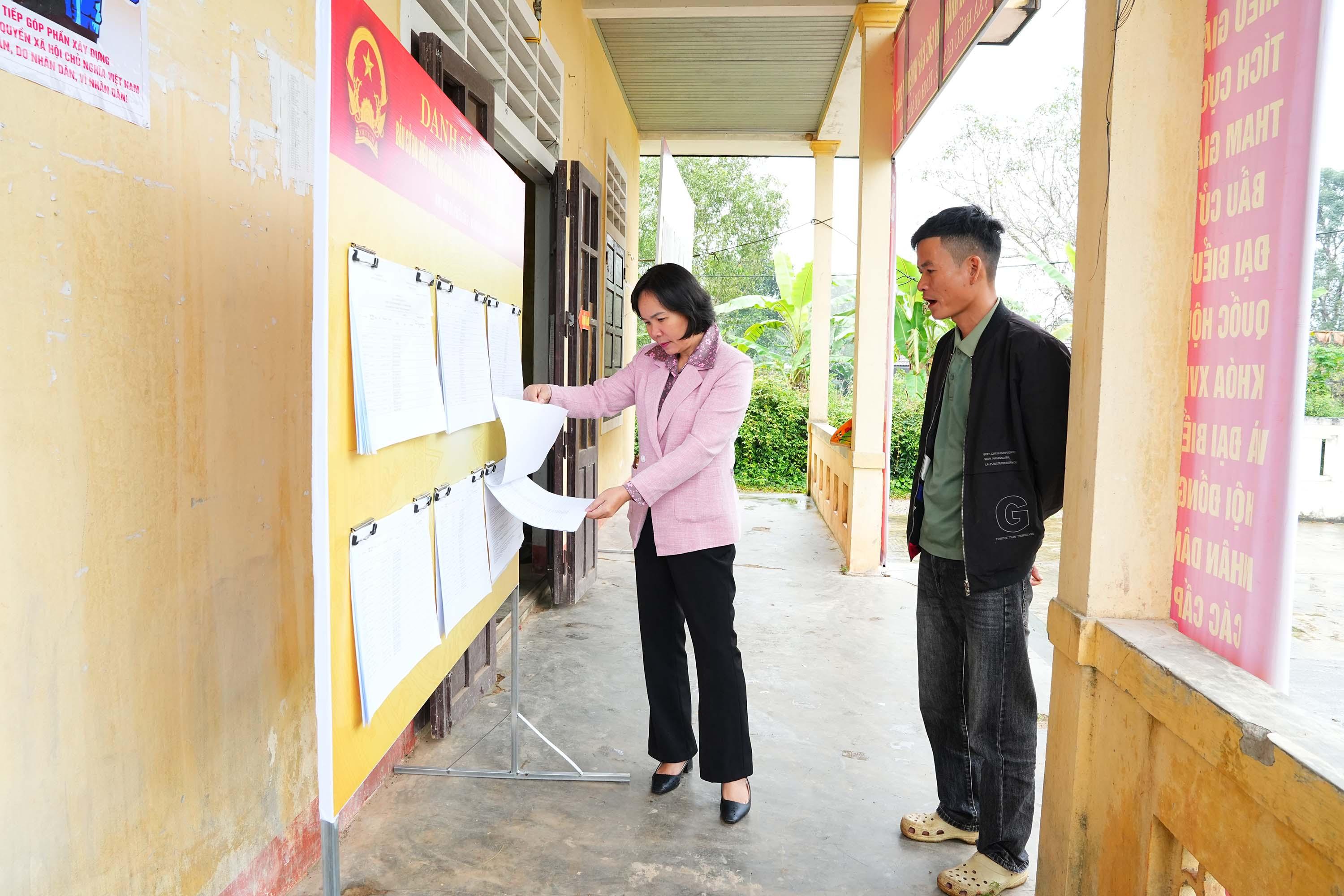 Đồng chí Nguyễn Thị Thanh Hương, Bí thư Đảng ủy, Chủ tịch HĐND xã kiểm tra công tác chuẩn bị bầu cử