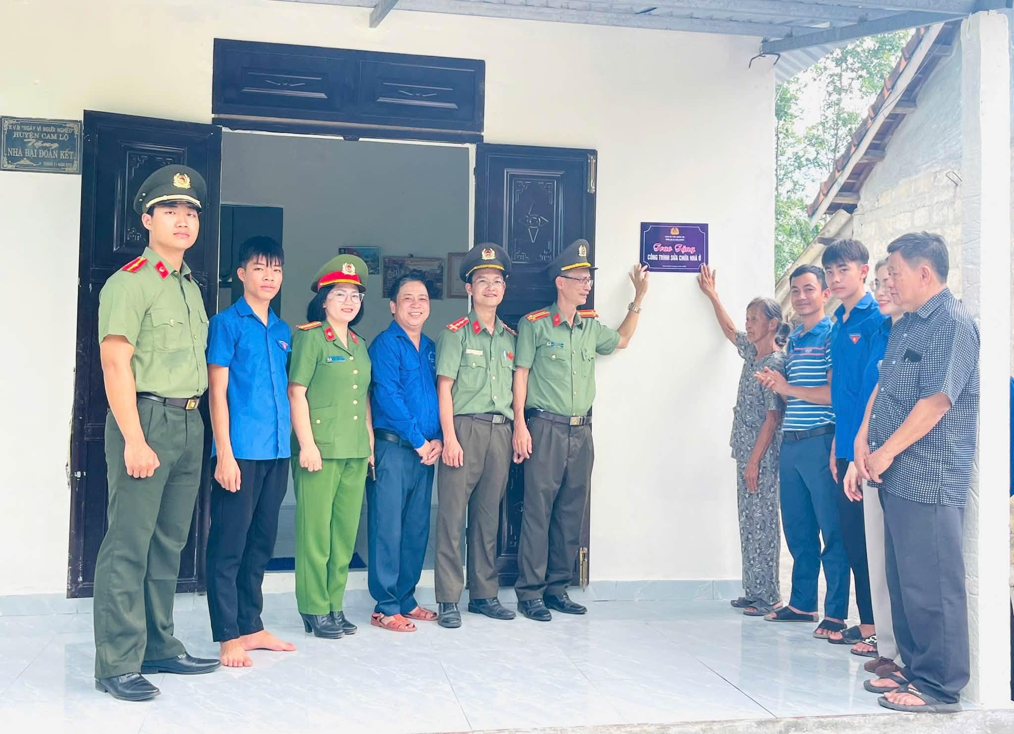 Bàn giao công trình sửa chữa nhà ở cho bà Trần Thị Cẩm, cựu Thanh niên xung phong có hoàn cảnh khó khăn