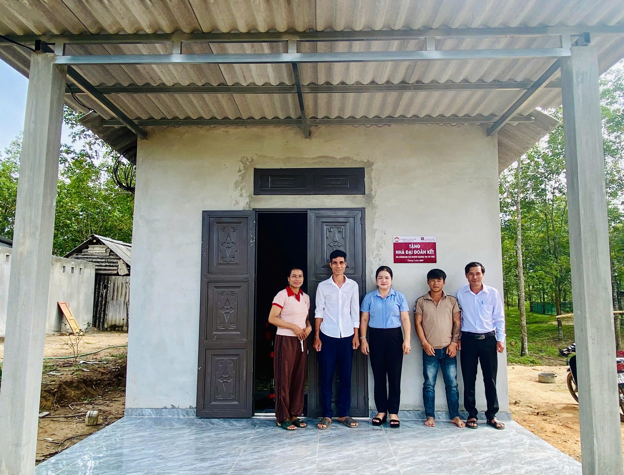 Bàn giao nhà đại đoàn kết cho hộ cận nghèo Hồ Văn Được, thôn Bản Chùa