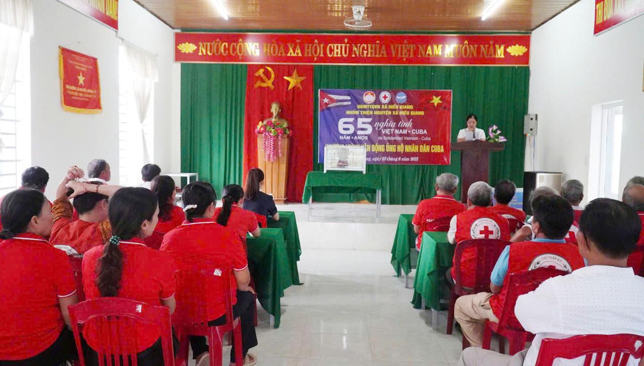 Nhóm thiện nguyện xã Hiếu Giang quyên góp, ủng hộ Nhân dân Cuba
