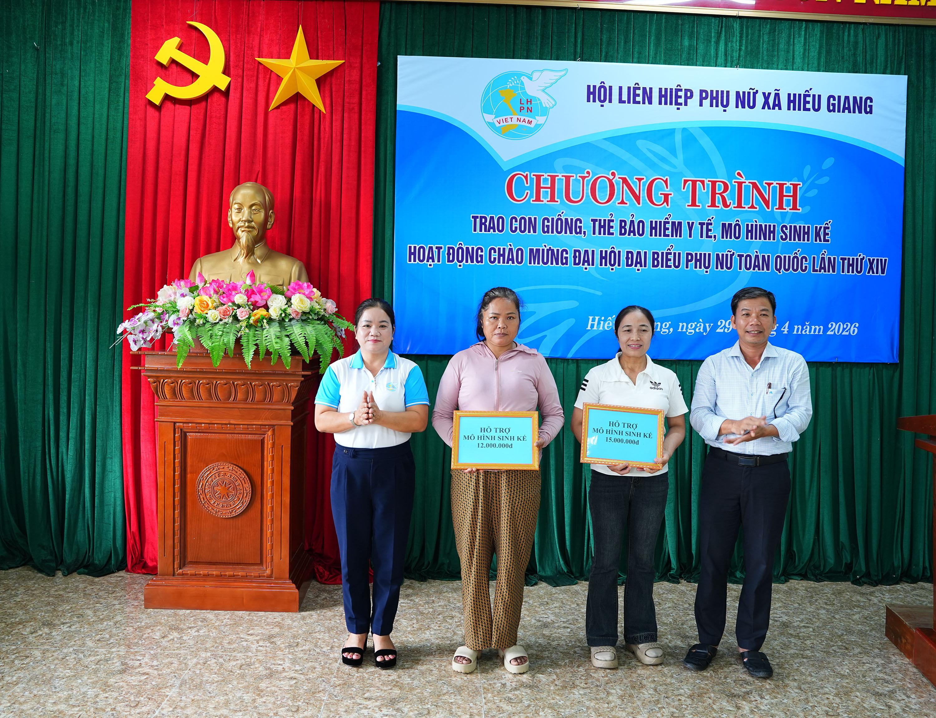 Hội Liên hiệp phụ nữ xã Hiếu Giang trao con giống, thẻ bảo hiểm y tế và mô hình sinh kế cho hội viên phụ nữ nghèo, có hoàn cảnh khó khăn