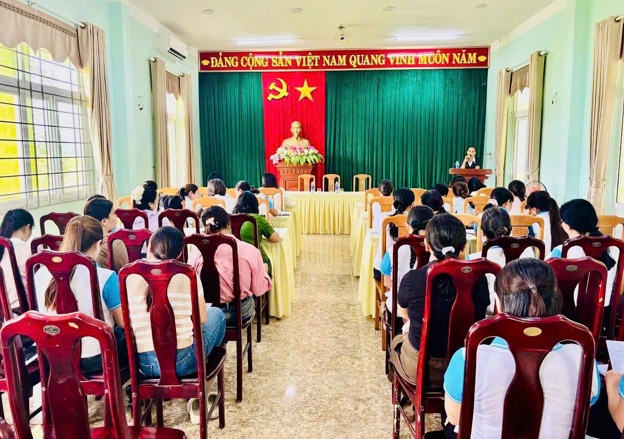 Trạm Y tế xã Hiếu Giang triển khai Luật Dân số, truyền thông về mất cân bằng giới tính khi sinh