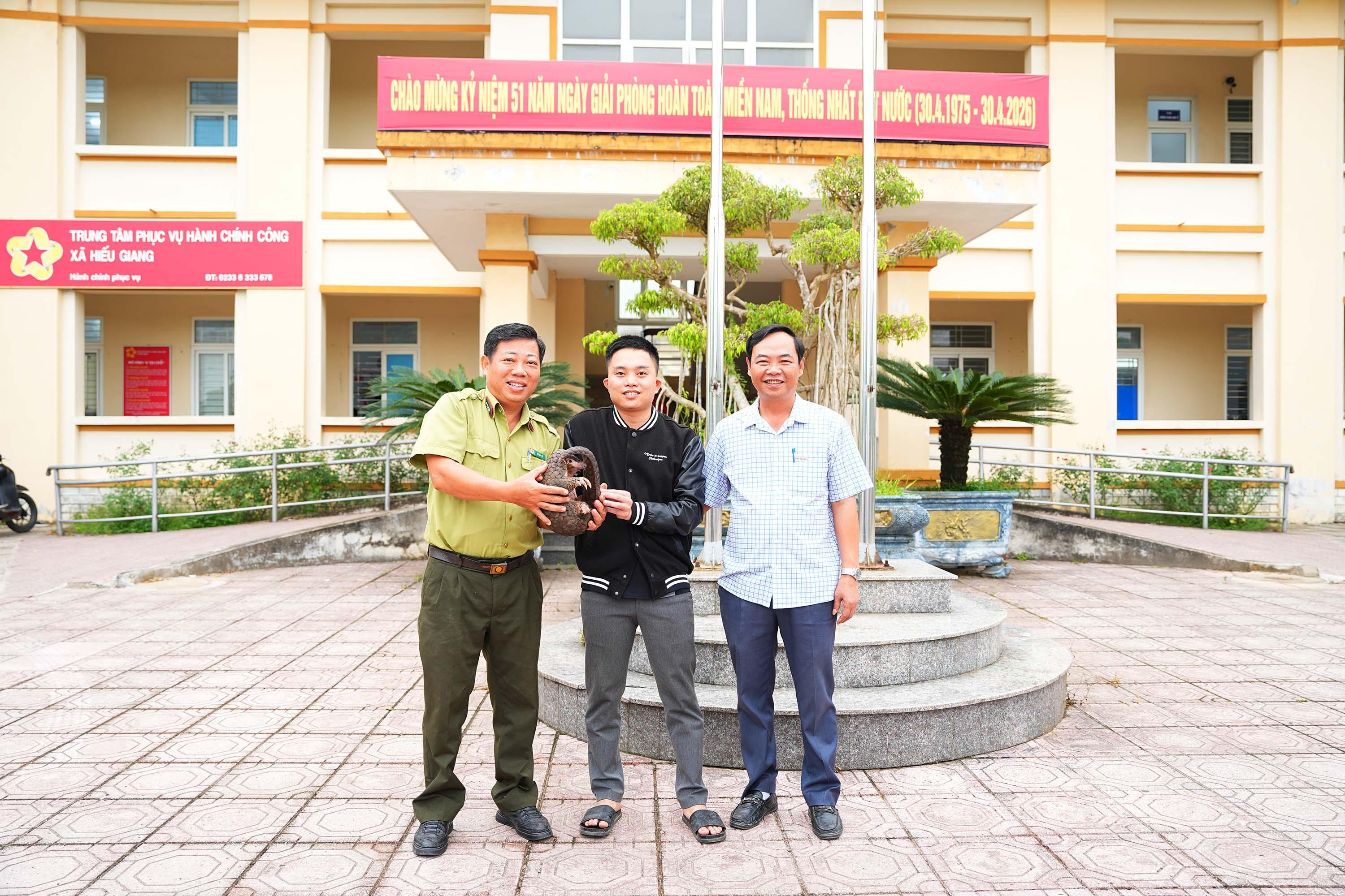 Người dân xã Hiếu Giang bàn giao cá thể tê tê quý hiếm cho cơ quan chức năngếm cho cơ quan chức năng
