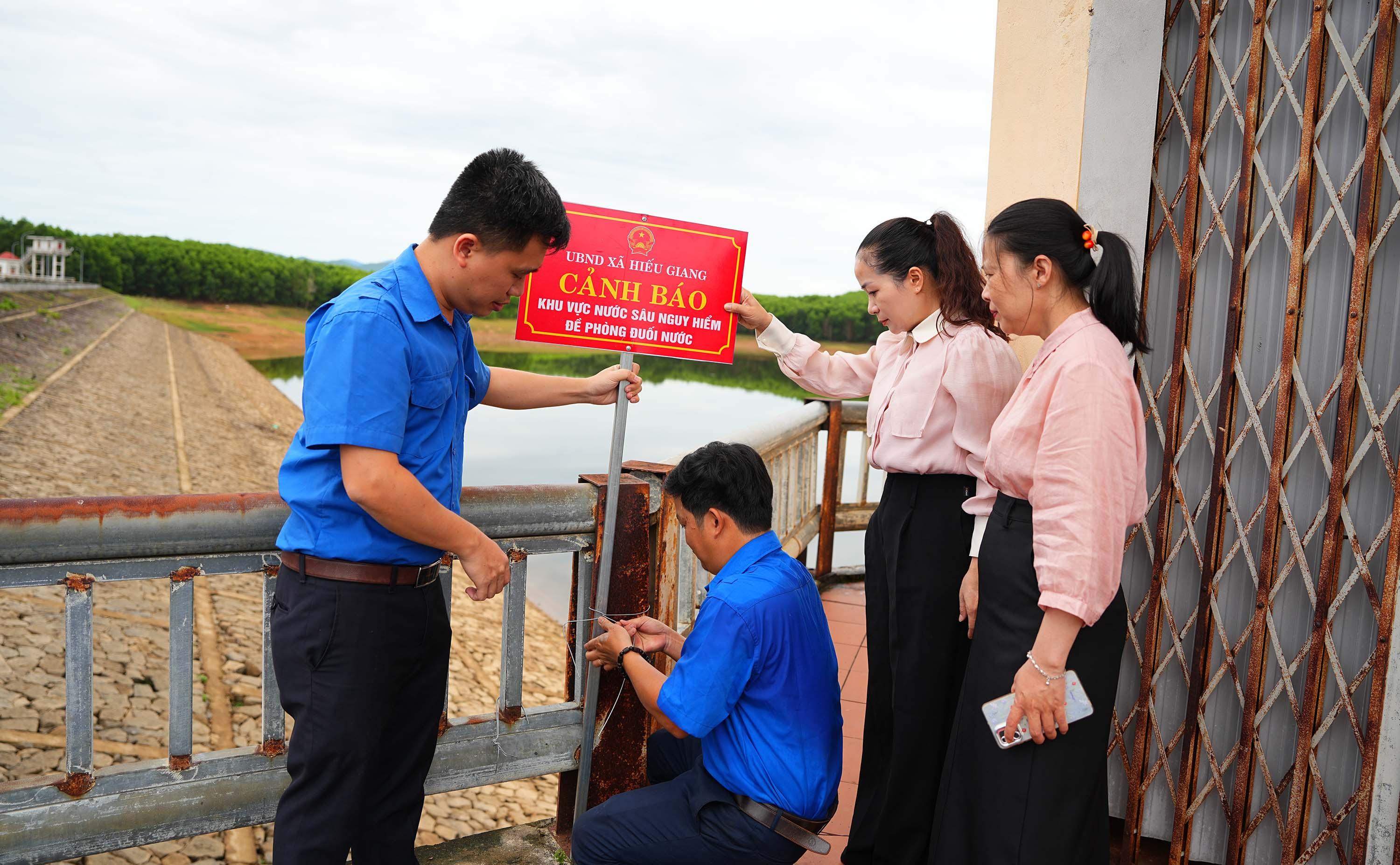 Phó Chủ tịch UBND xã Hiếu Giang Nguyễn Diệu Hoàng kiểm tra, cắm biển cảnh báo tại các khu vực nguy hiểm nhằm phòng, chống đuối nước