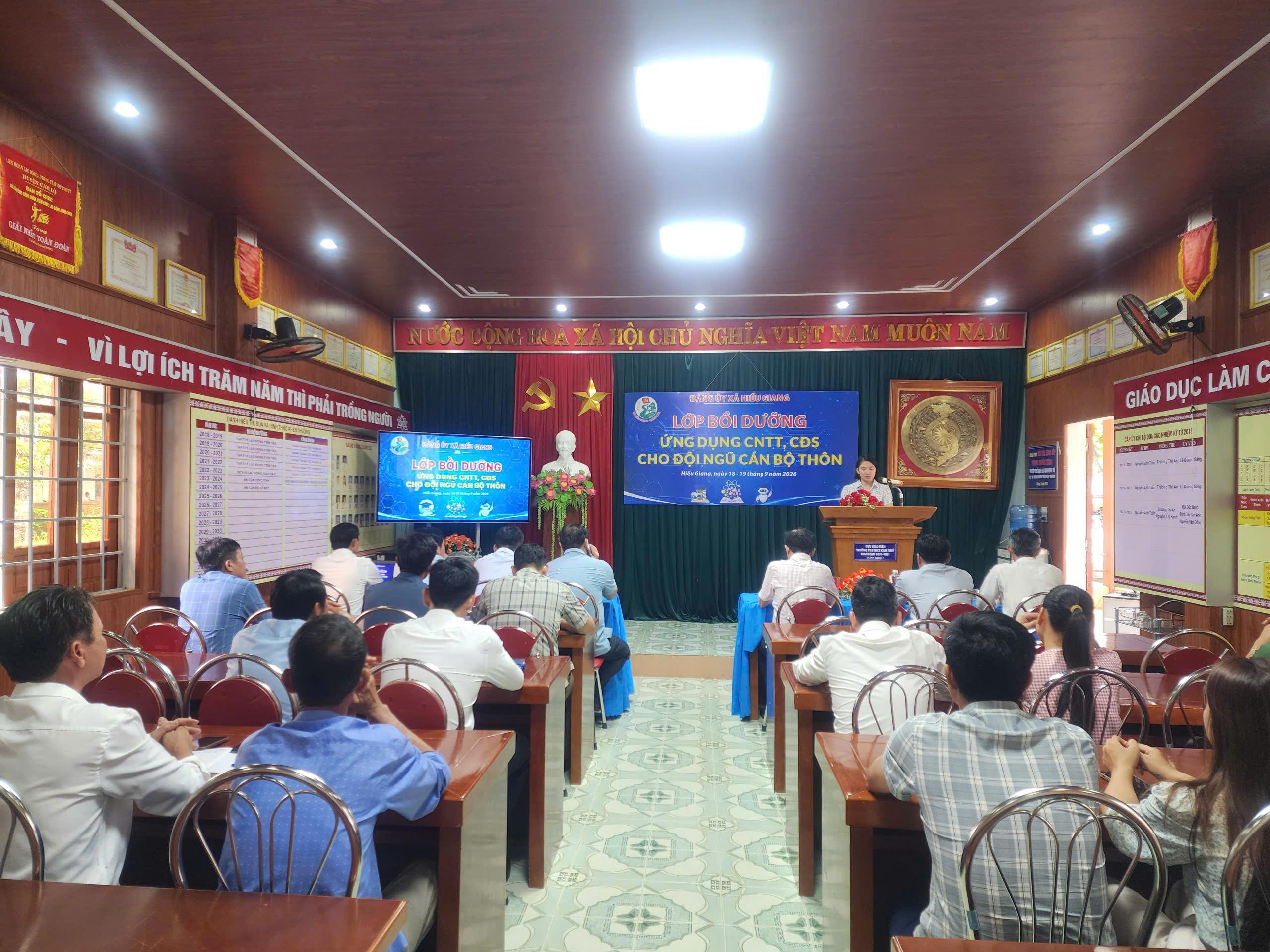 Khai mạc lớp bồi dưỡng ứng dụng công nghệ thông tin, chuyển đổi số cho đội ngũ cán bộ thôn