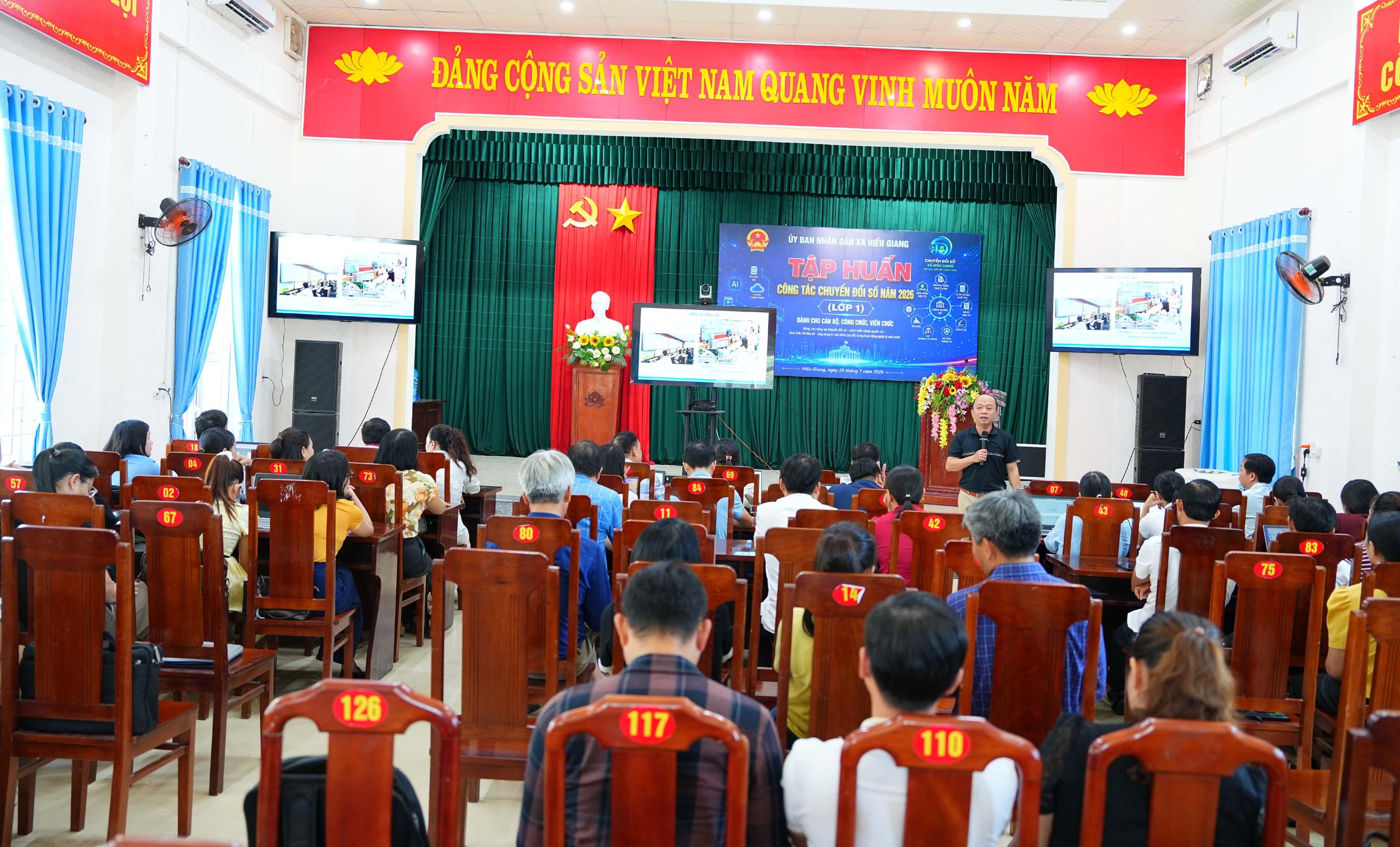 Xã Hiếu Giang tổ chức tập huấn chuyển đổi số năm 2026 cho cán bộ, công chức, viên chức
