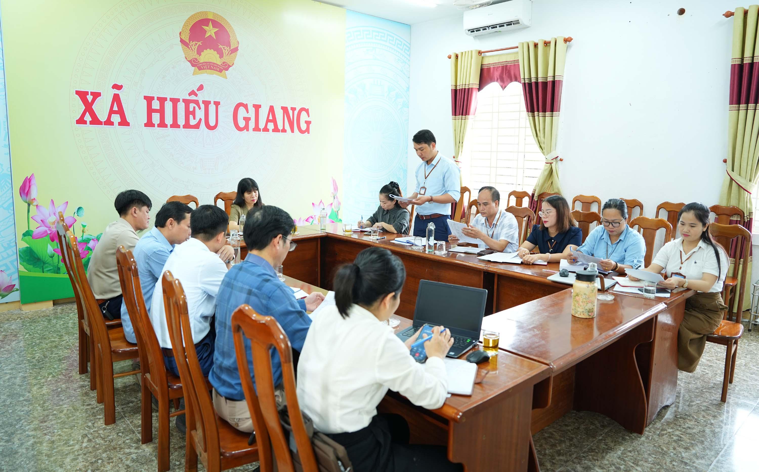 Đồng chí Trần Thị Thanh Hà, Tỉnh ủy viên, Bí thư Đảng ủy nắm tình hình thực hiện nhiệm vụ 9 tháng đầu năm 2026 tại Trung tâm Phục vụ hành chính công