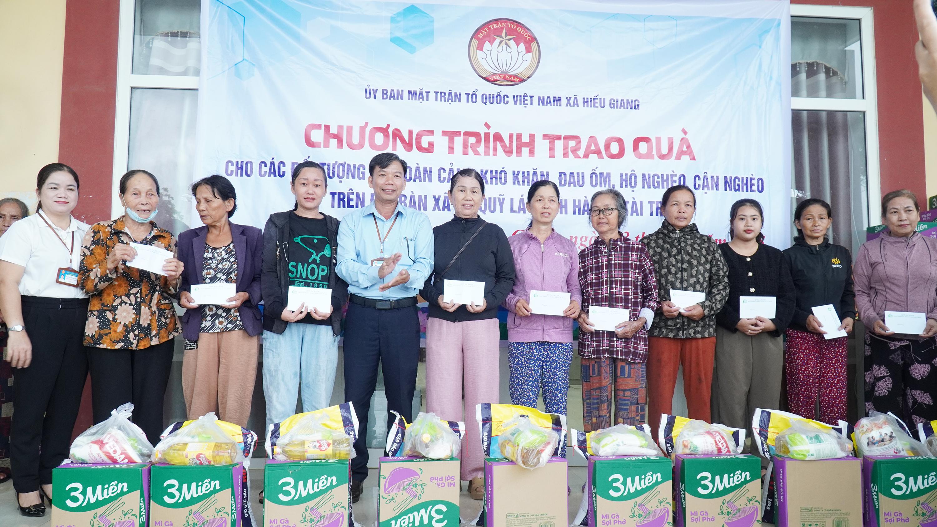 Trao 100 suất quà cho người nghèo, người có hoàn cảnh khó khăn