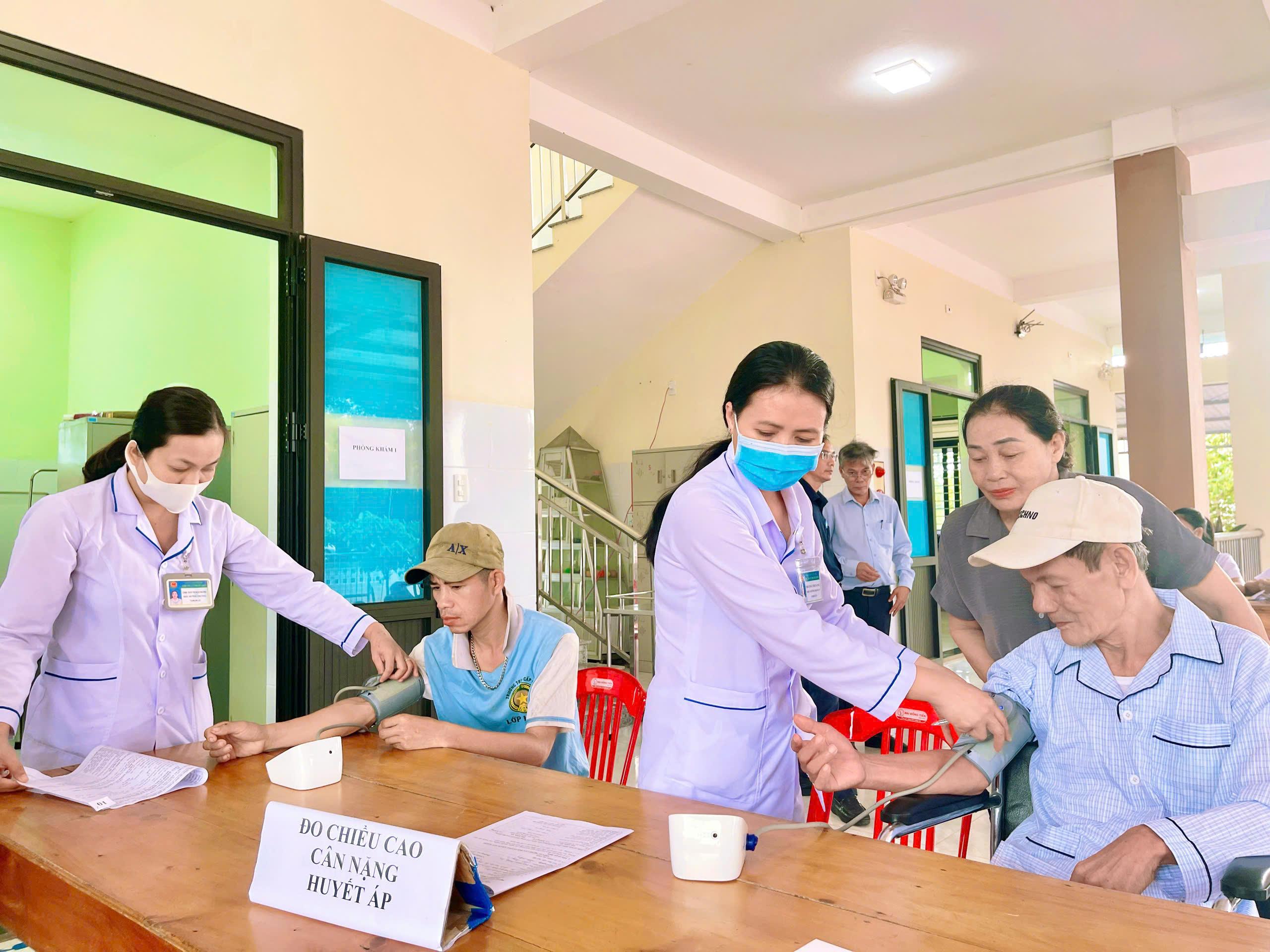 Triển khai khám sức khỏe định kỳ cho người có công, người khuyết tật trên địa bàn xã Hiếu Giang