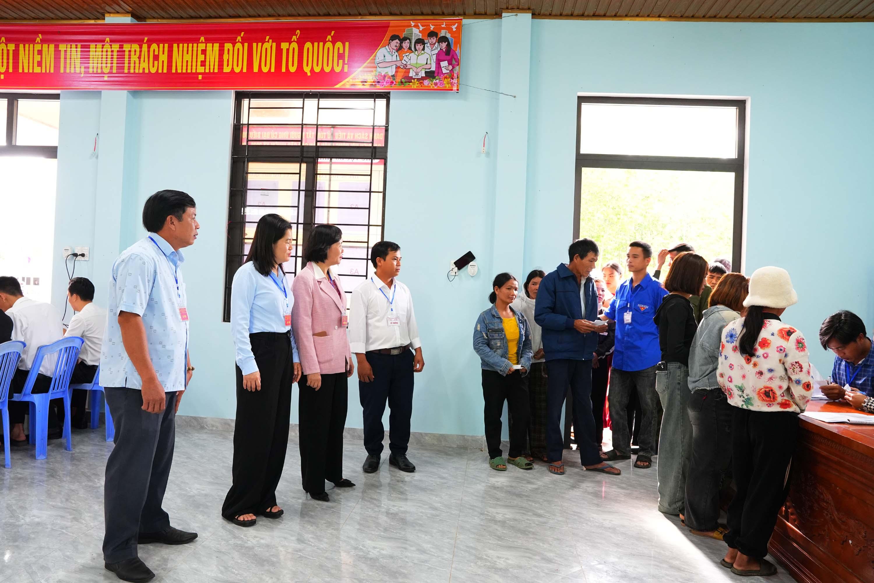 Lãnh đạo xã Hiếu Giang kiểm tra các khu vực bỏ phiếu bầu cử trên địa bàn xã