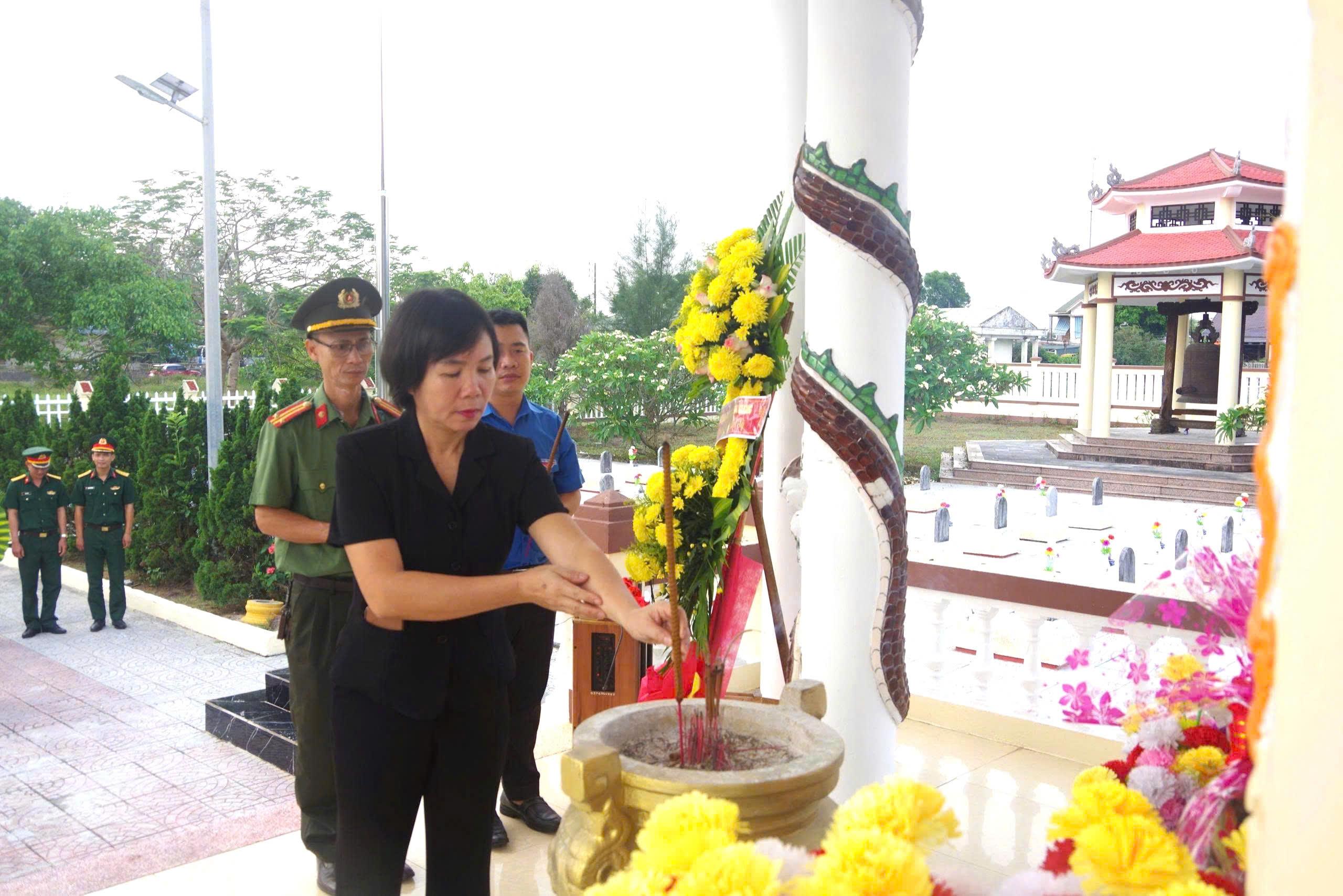 Xã Hiếu Giang dâng hương, tri ân các anh hùng liệt sĩ nhân kỷ niệm 51 năm Ngày Giải phóng miền Nam, thống nhất đất nước và 140 năm ngày Quốc tế Lao động