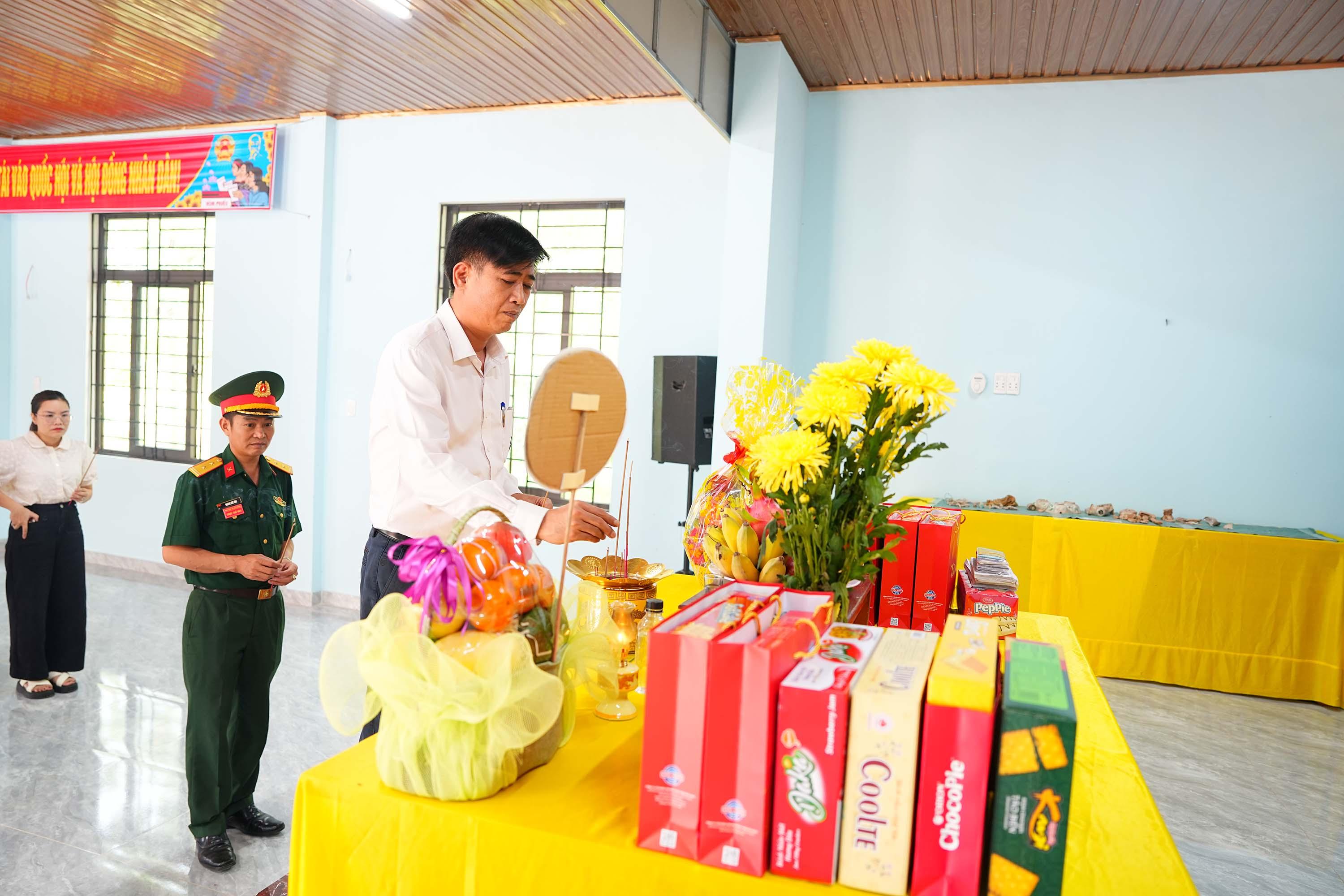 Lãnh đạo xã Hiếu Giang dâng hương, tri ân 3 hài cốt liệt sĩ được tìm thấy tại khu vực Đông Bắc, cao điểm 278 và cao điểm 288, xã Hiếu Giang